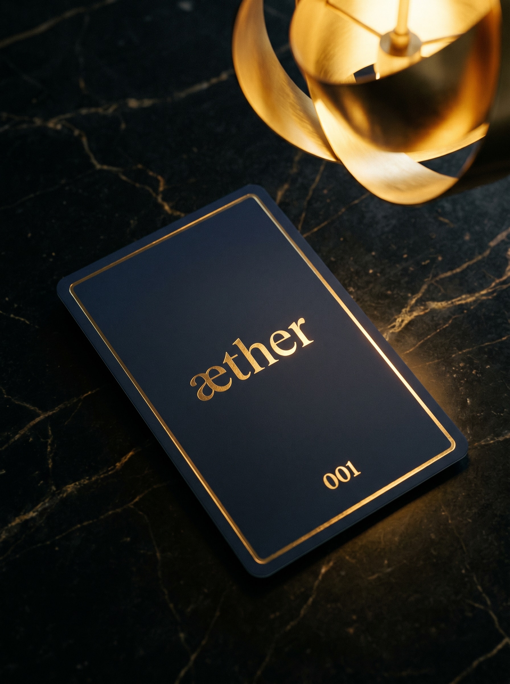Certificado AETHER — foil dorado sobre navy profundo, símbolo de garantía por años